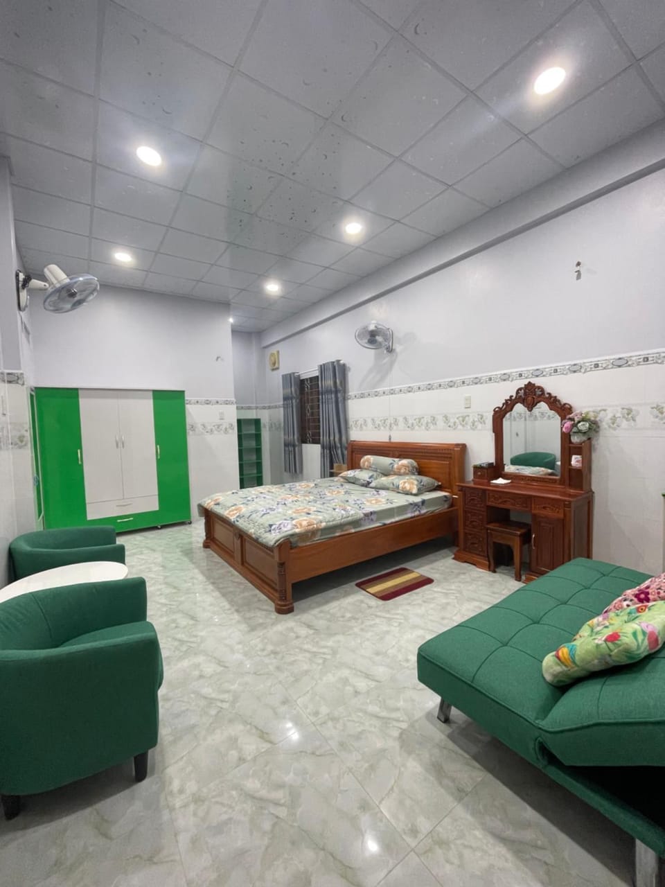 Bed, Photo of the whole room, Seating area, Bedroom, air conditioner