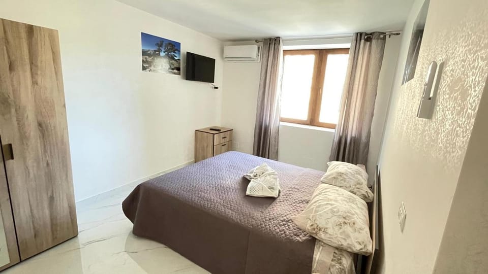 Bed, Photo of the whole room, air conditioner