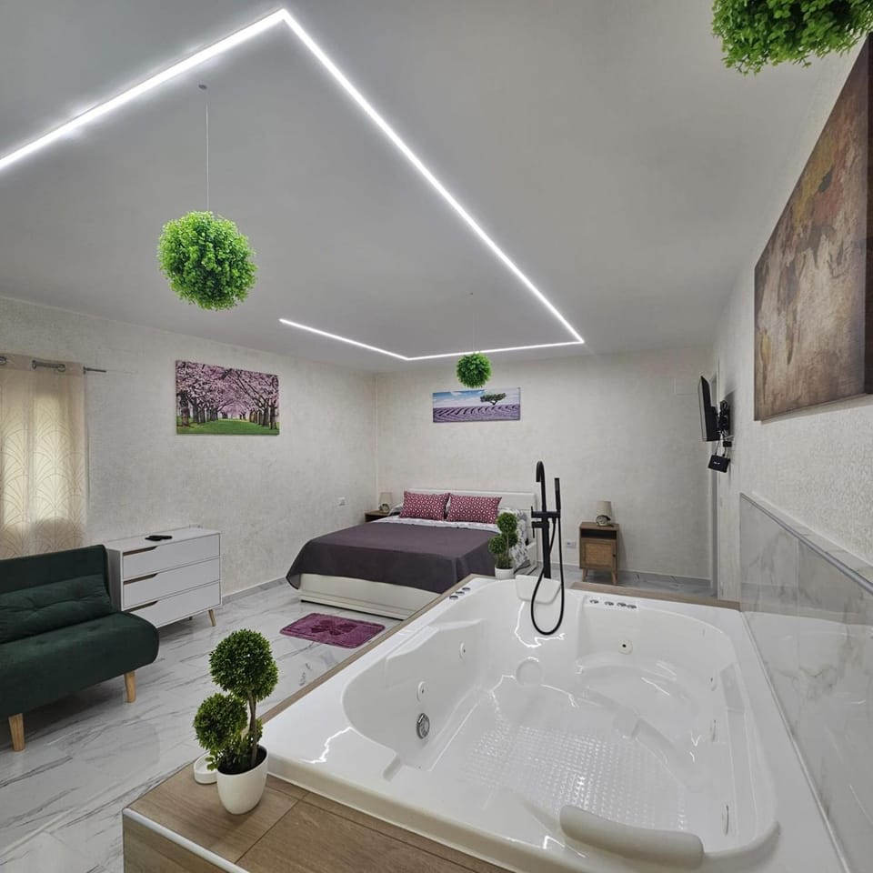 Hot Tub, Bedroom