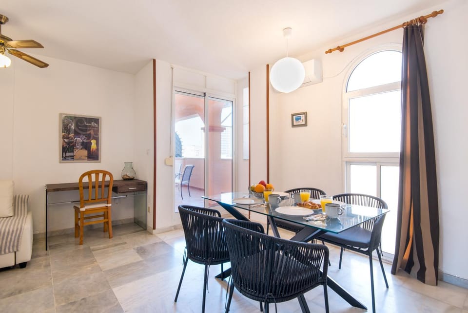 Living room, Seating area, Dining area, fireplace