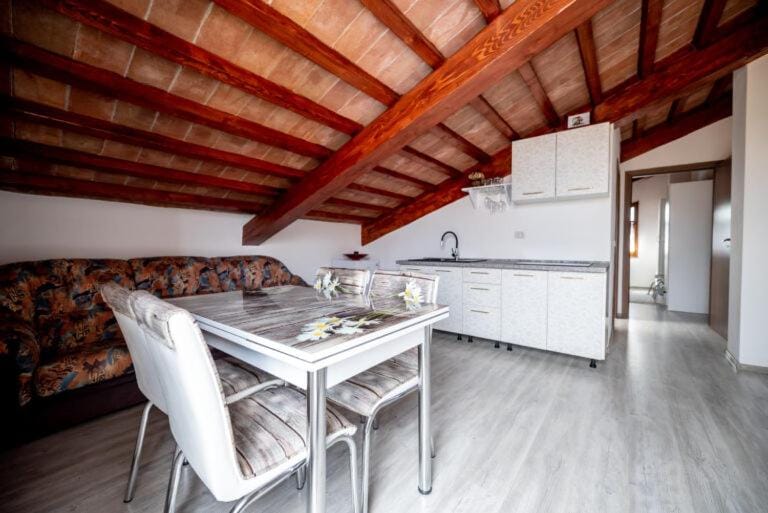 Kitchen or kitchenette, Living room, Seating area, Dining area, pet friendly, stove