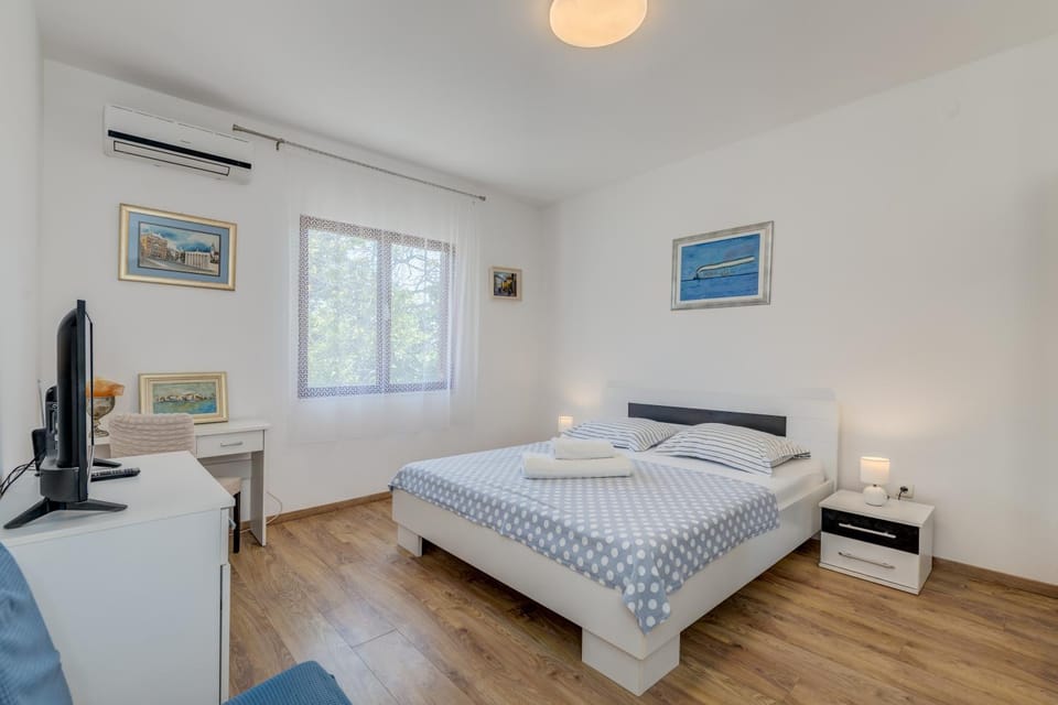 Bed, TV and multimedia, Bedroom, air conditioner