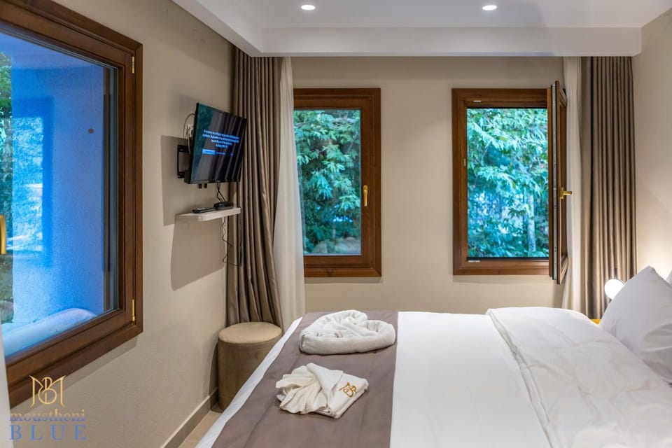 Bed, TV and multimedia, Photo of the whole room, Bedroom, towels