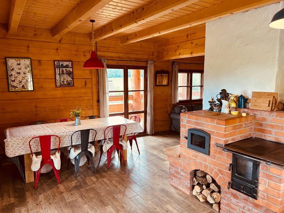 Kitchen or kitchenette, Dining area, flat iron