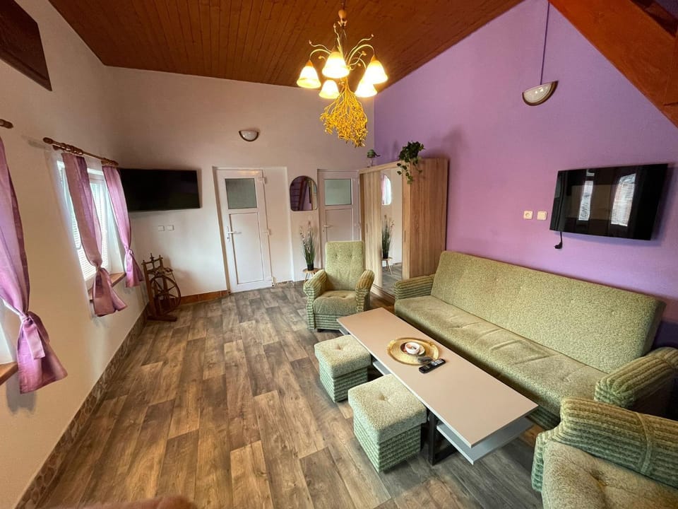 Communal lounge/ TV room, TV and multimedia, Living room, Seating area, Evening entertainment