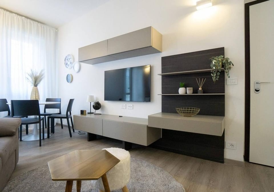 Restaurant/places to eat, TV and multimedia, Living room, Seating area, Dining area