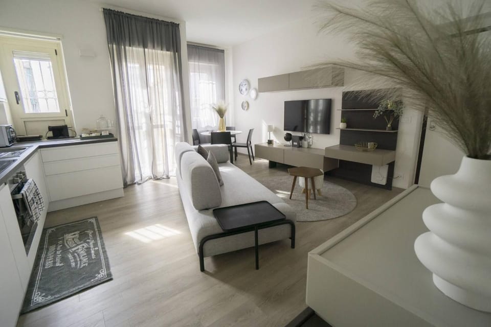 Restaurant/places to eat, TV and multimedia, Living room, Seating area, Dining area