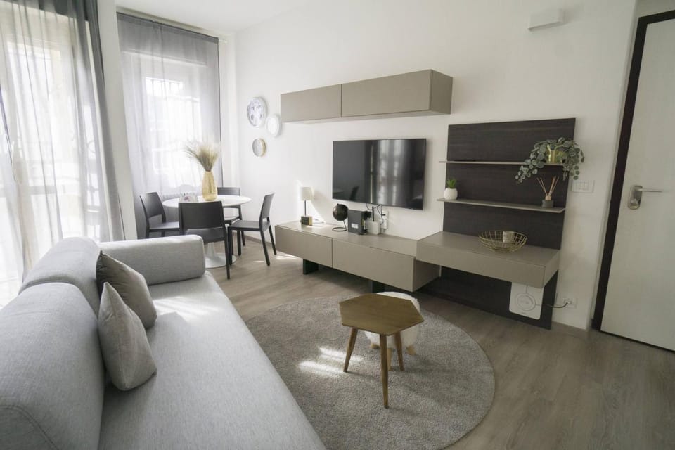 Restaurant/places to eat, TV and multimedia, Living room, Seating area, Dining area