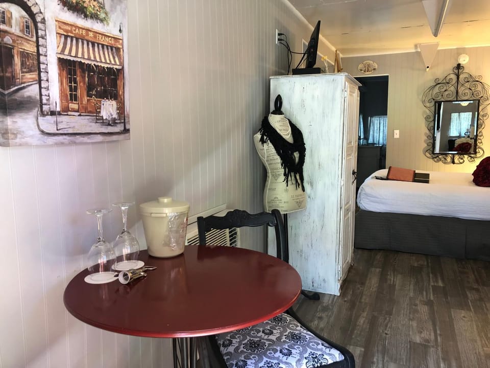Featherbed Railroad Bed and Breakfast in Nice