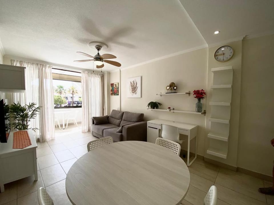 Living room, Seating area, Dining area, fireplace