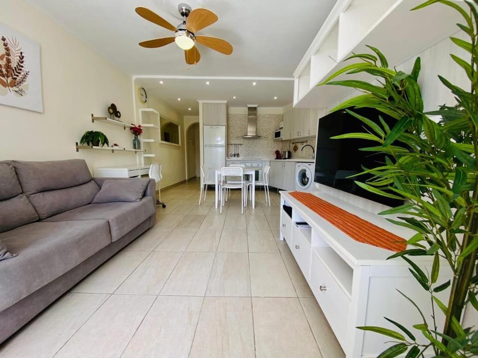 Kitchen or kitchenette, Living room, Seating area, Dining area, fireplace, minibar