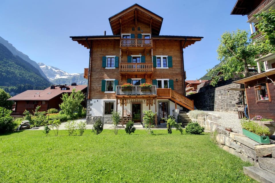Garden Heart of the village Swedish Stove Chalet in Haute-Savoie