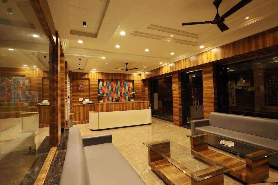 Lobby or reception, Seating area, fireplace