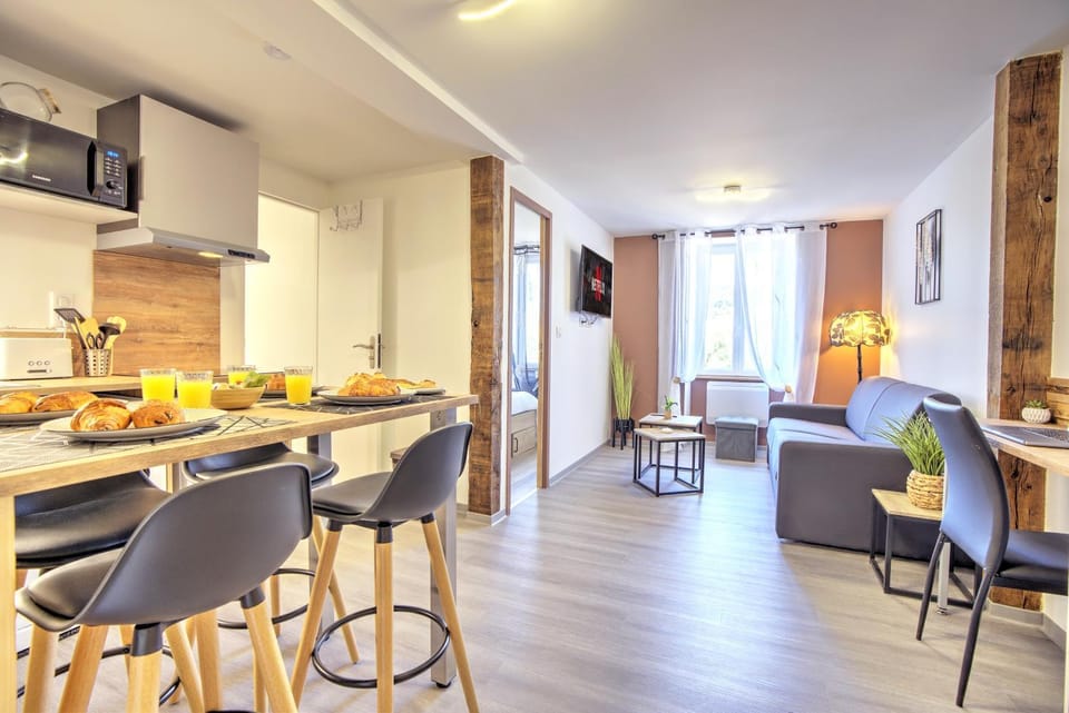 TV and multimedia, Living room, Food and drinks, Seating area, Dining area, minibar