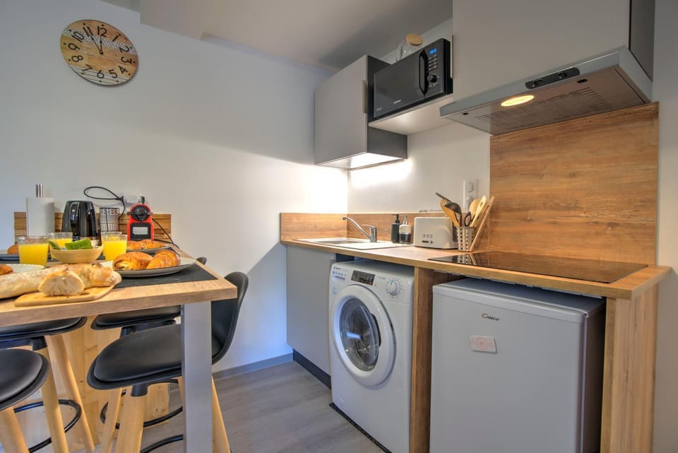 Kitchen or kitchenette, Food and drinks, Dining area, Food, minibar, stove, toaster, washing machine, dryer