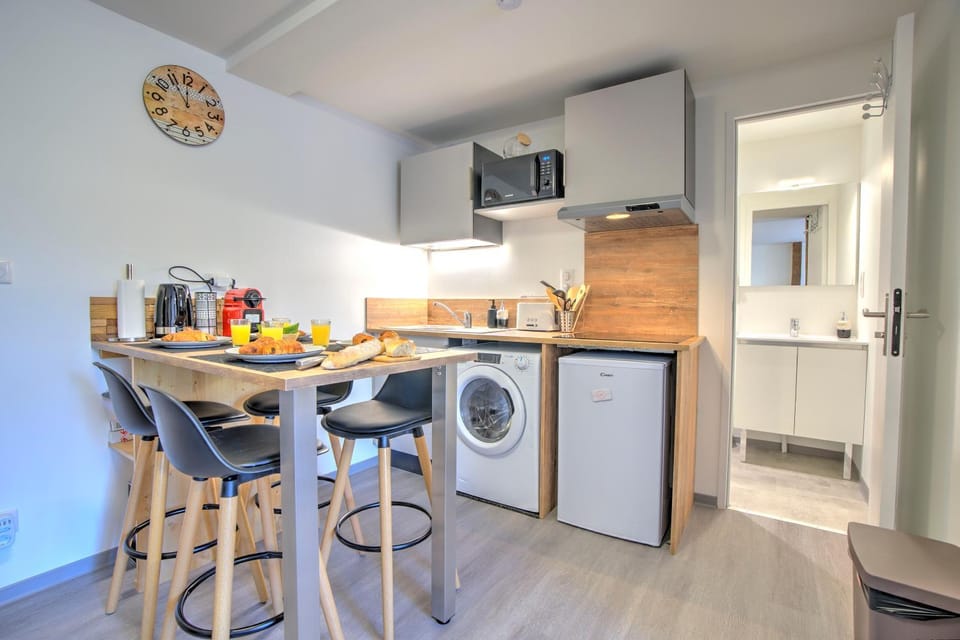 Kitchen or kitchenette, Food and drinks, Dining area, Food, minibar, stove, toaster, washing machine, dryer