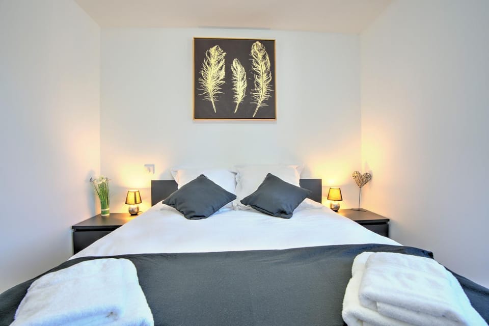 Bed, Photo of the whole room, Bedroom, towels