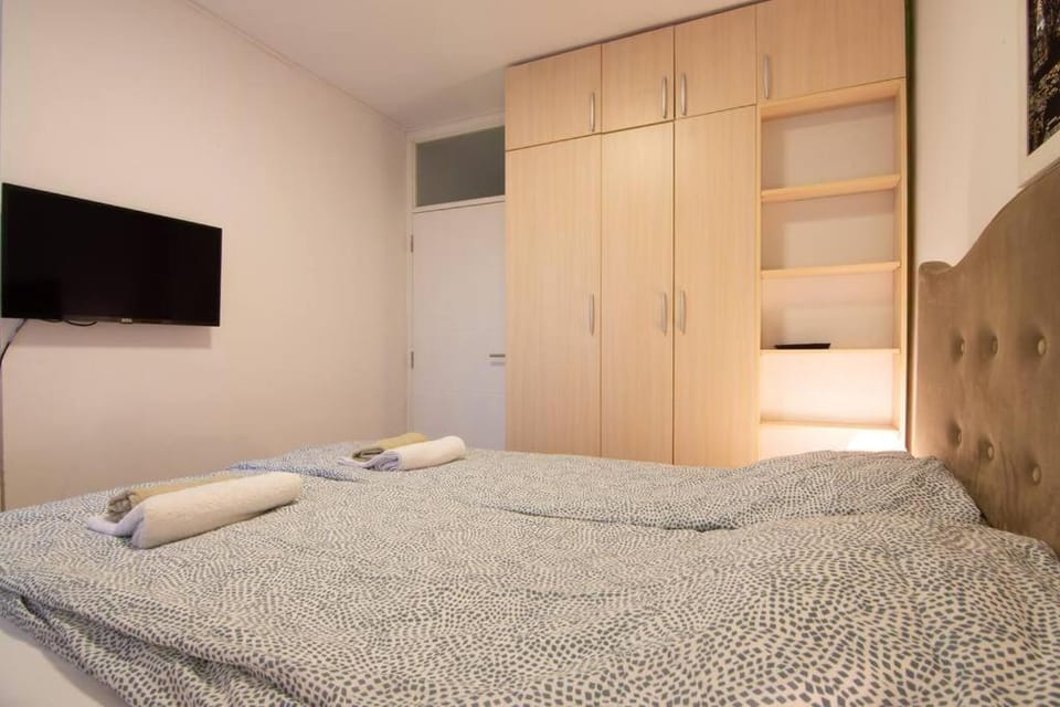 Bed, TV and multimedia, Photo of the whole room, Bedroom, towels, wardrobe