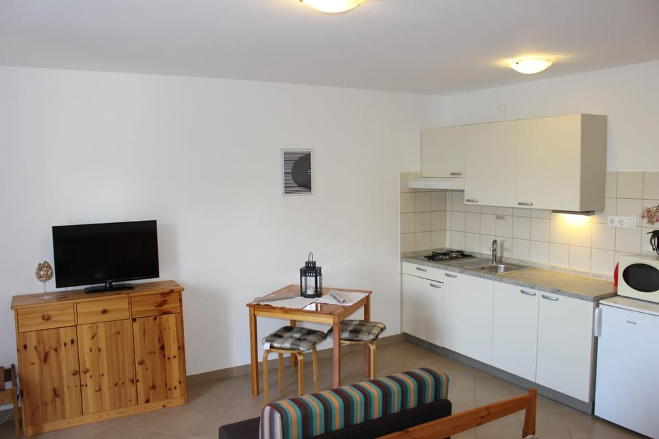 TV and multimedia, Kitchen or kitchenette, Dining area, minibar, stove