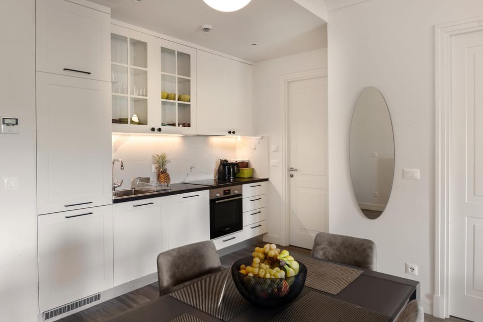 Kitchen or kitchenette, Dining area, minibar, oven