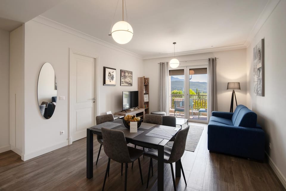 TV and multimedia, Living room, Seating area, Dining area