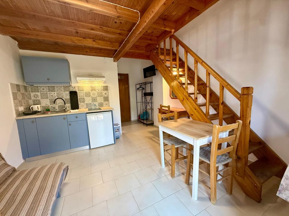 Kitchen or kitchenette, Dining area, stove