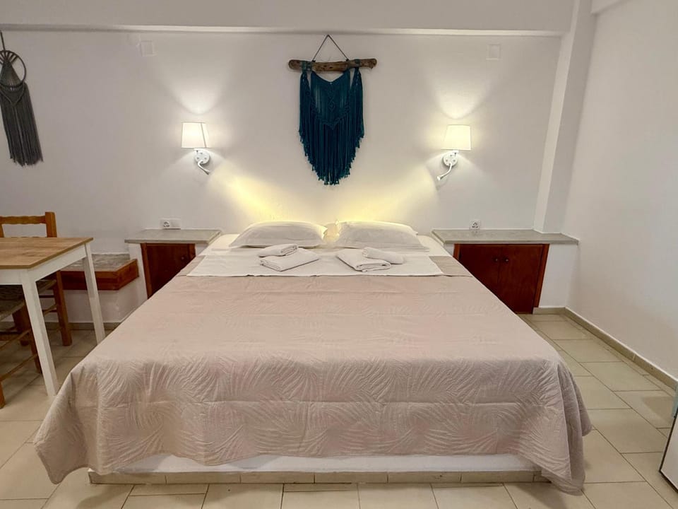 Bed, towels