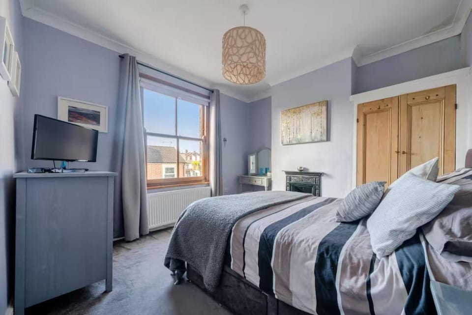 Bed, TV and multimedia, Photo of the whole room, Bedroom