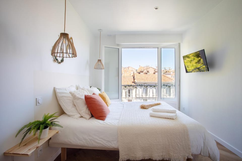 Bed, TV and multimedia, View (from property/room), Photo of the whole room, Bedroom, towels