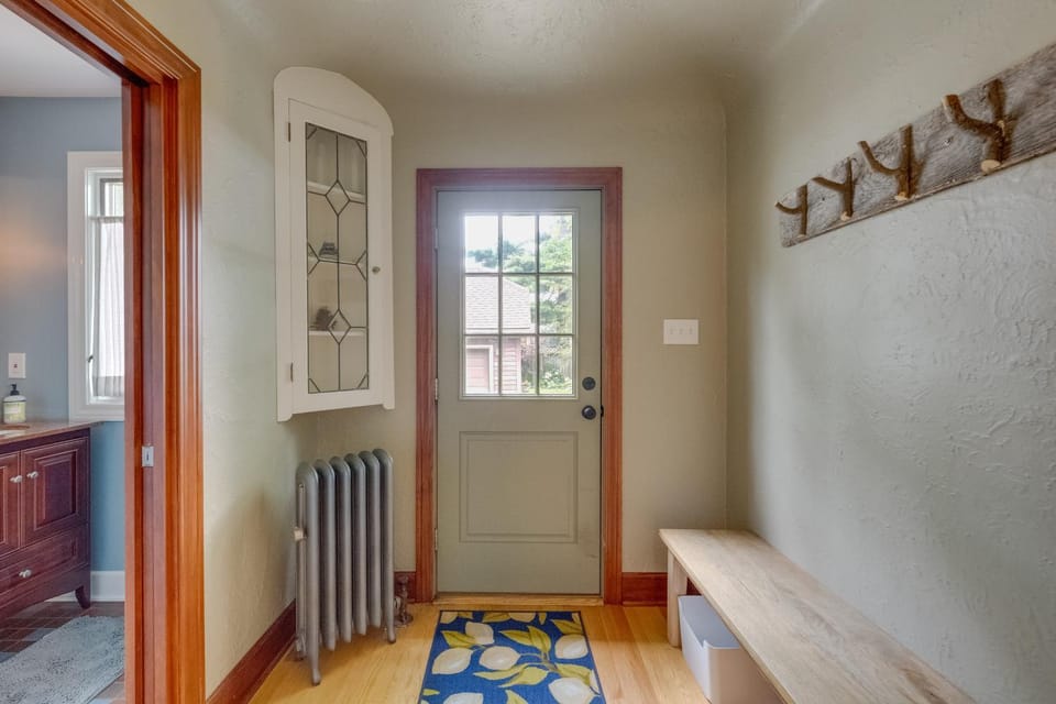 Ferndale Gem, Walk to Stores and Restaurants! House in Ferndale