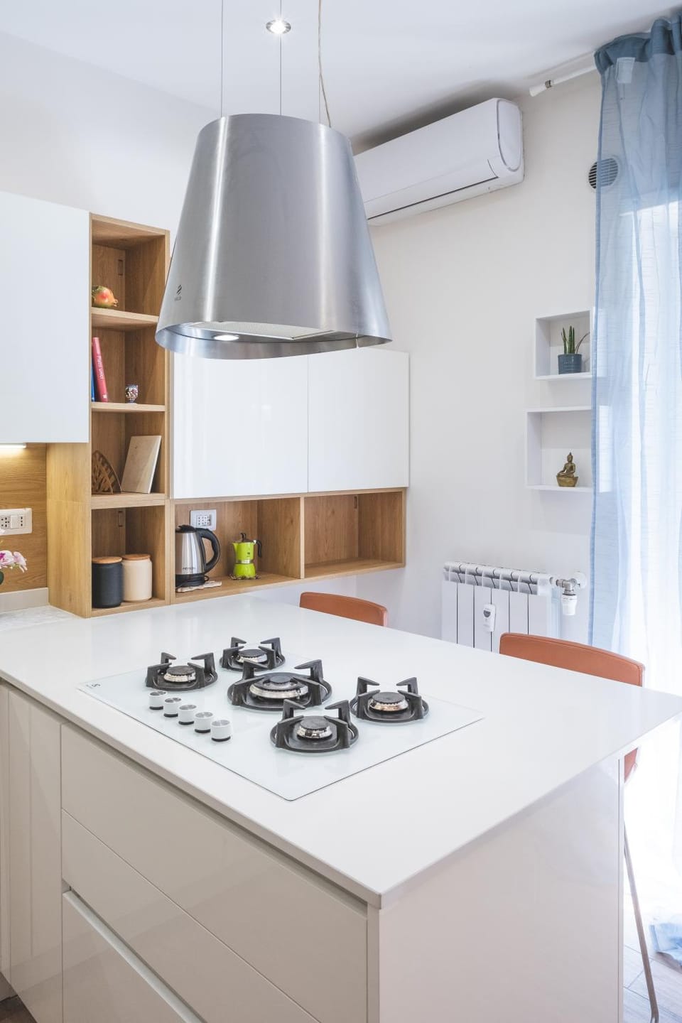 Kitchen or kitchenette, Dining area, minibar, stove, air conditioner