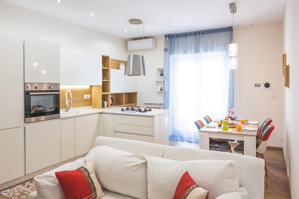 Kitchen or kitchenette, Seating area, oven