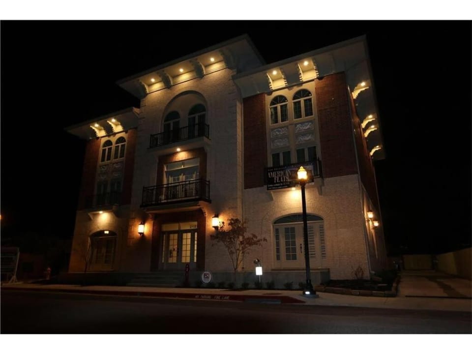 Only One Block From Square, Museum And Trails! 13 House in Rogers