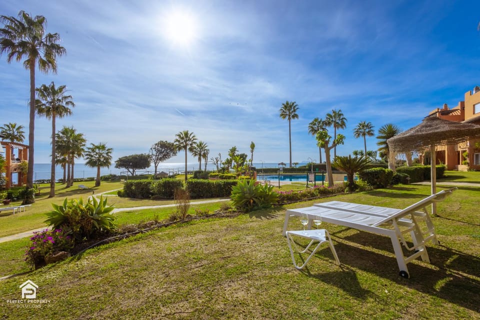 Property building, Sea view, Swimming pool