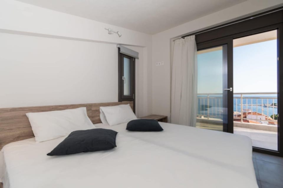 Bed, Natural landscape, View (from property/room), Balcony/Terrace, Photo of the whole room, Bedroom, Sea view, towels