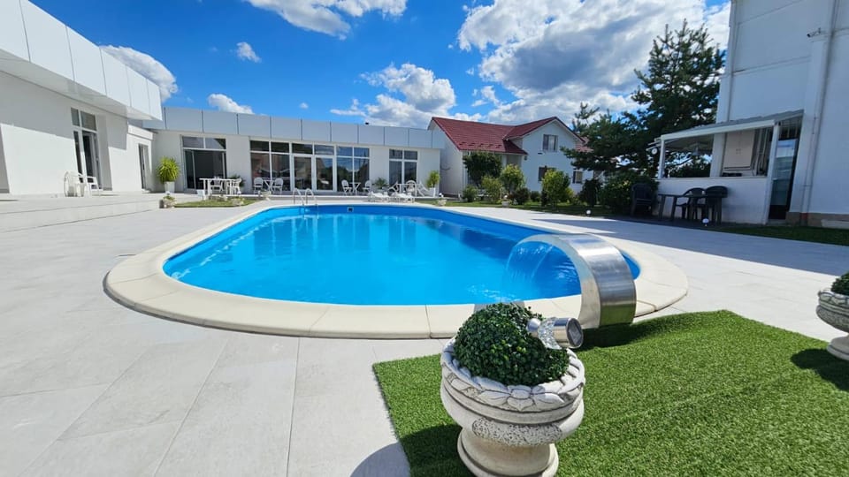 Property building, Day, Pool view, Swimming pool