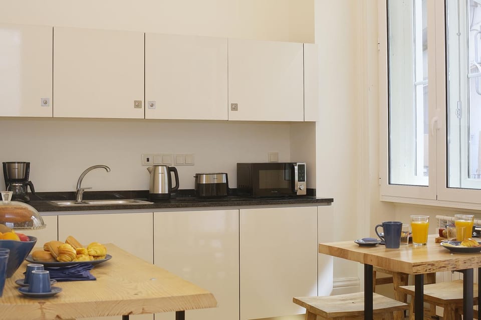 Coffee/tea facilities, Kitchen or kitchenette, Dining area, Communal kitchen, minibar, toaster, kitchen