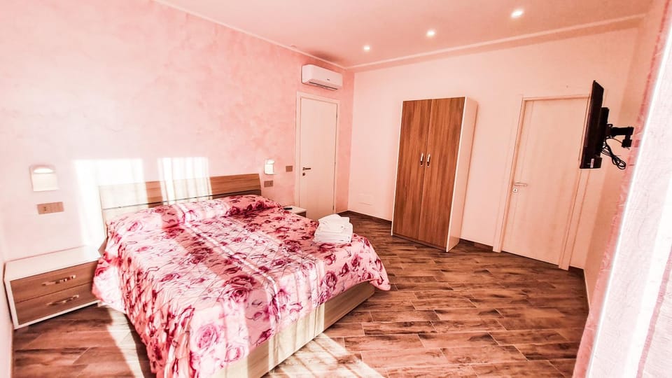 Bed, Bedroom, ATM, wardrobe, air conditioner