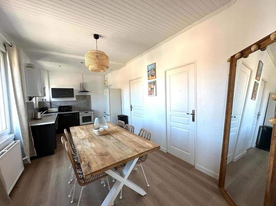 Kitchen or kitchenette, Dining area