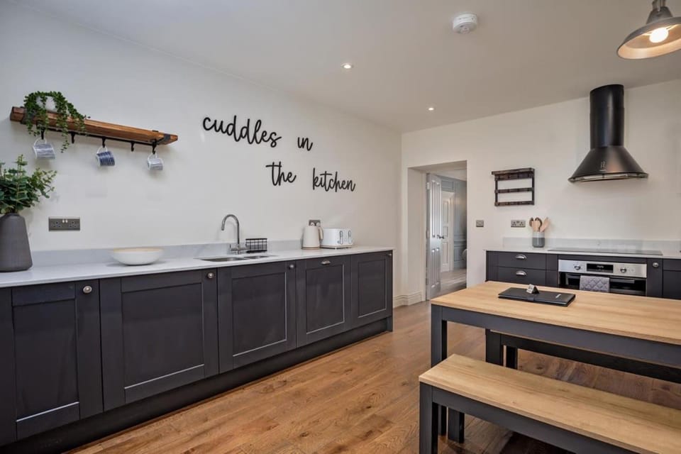 Kitchen or kitchenette, dishwasher, stove