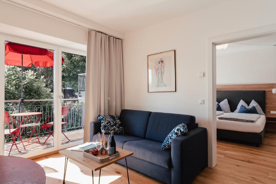 View (from property/room), Balcony/Terrace, Living room, Seating area