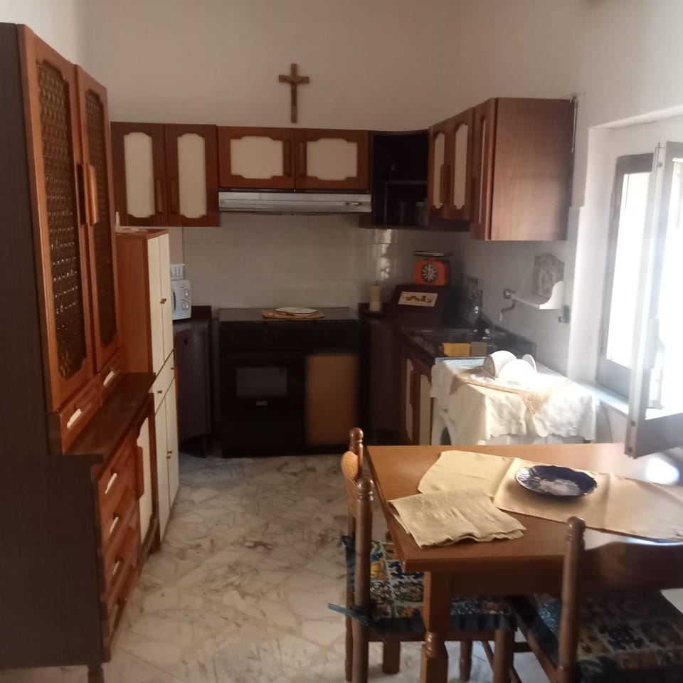 Kitchen or kitchenette, Dining area, minibar, pet friendly, stove, wardrobe