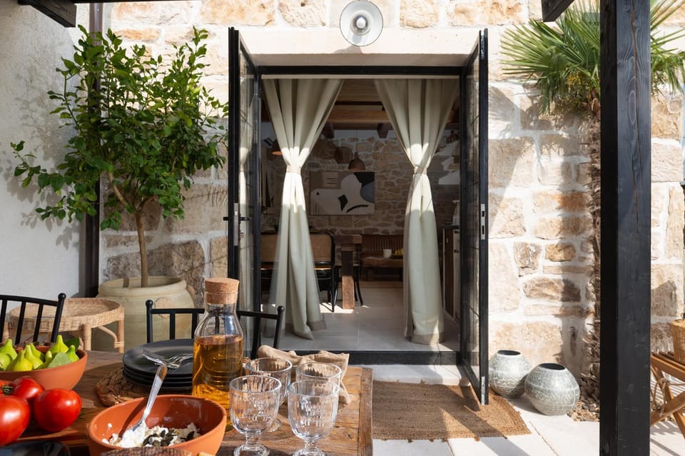 Patio, Day, Balcony/Terrace, Food and drinks, Dining area, Food