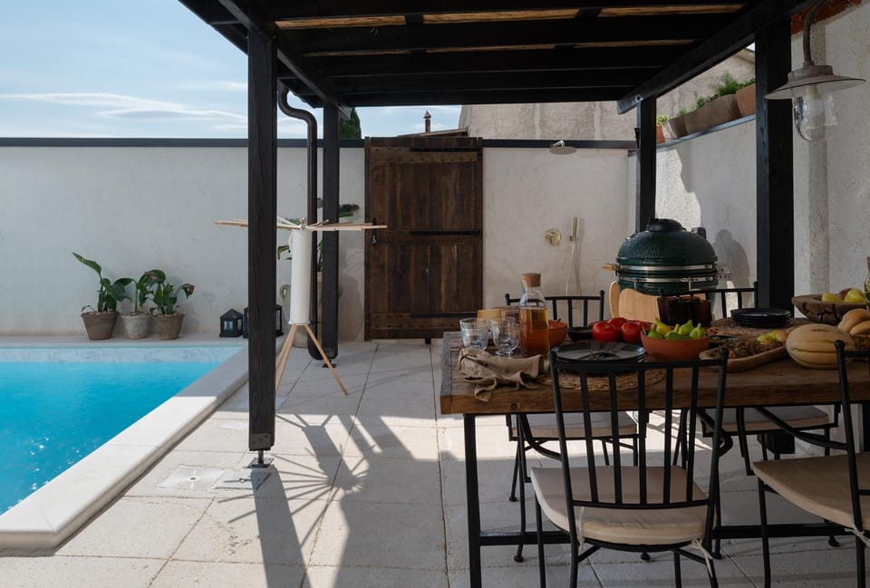 Patio, Day, Balcony/Terrace, Food and drinks, Seating area, Dining area, Food, Pool view, Swimming pool, sunbed