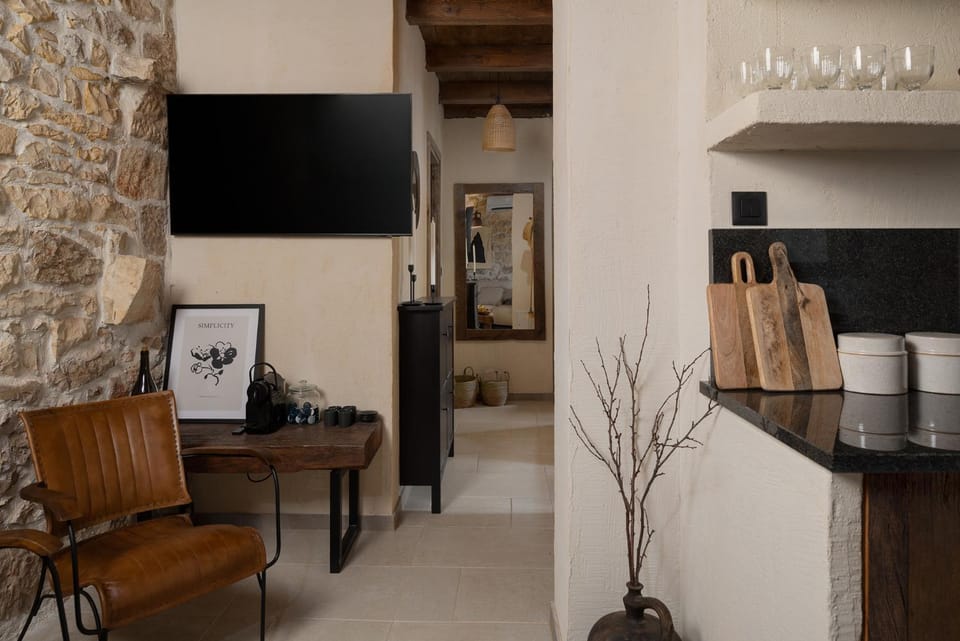 TV and multimedia, Coffee/tea facilities, Kitchen or kitchenette, Living room, Food and drinks, Seating area, Drinks