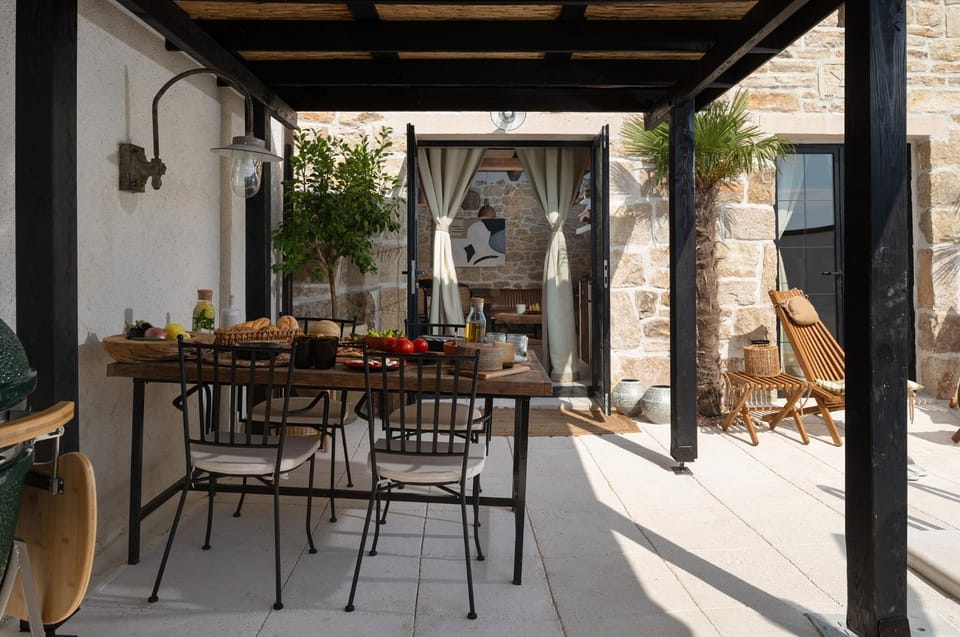 Patio, Day, Balcony/Terrace, Seating area, Dining area
