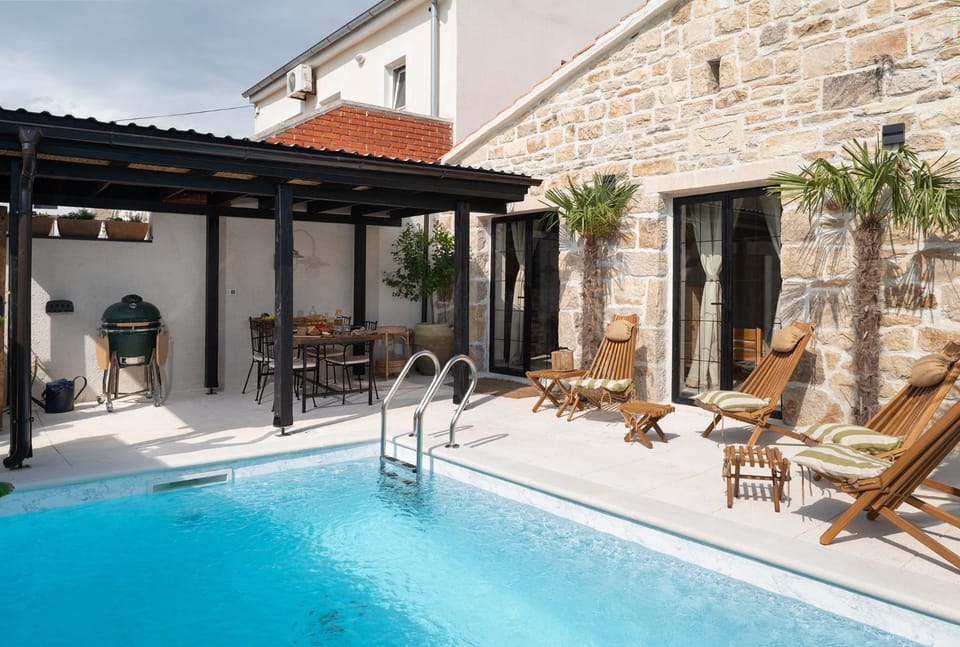 Property building, Patio, Day, Pool view, Swimming pool, sunbed
