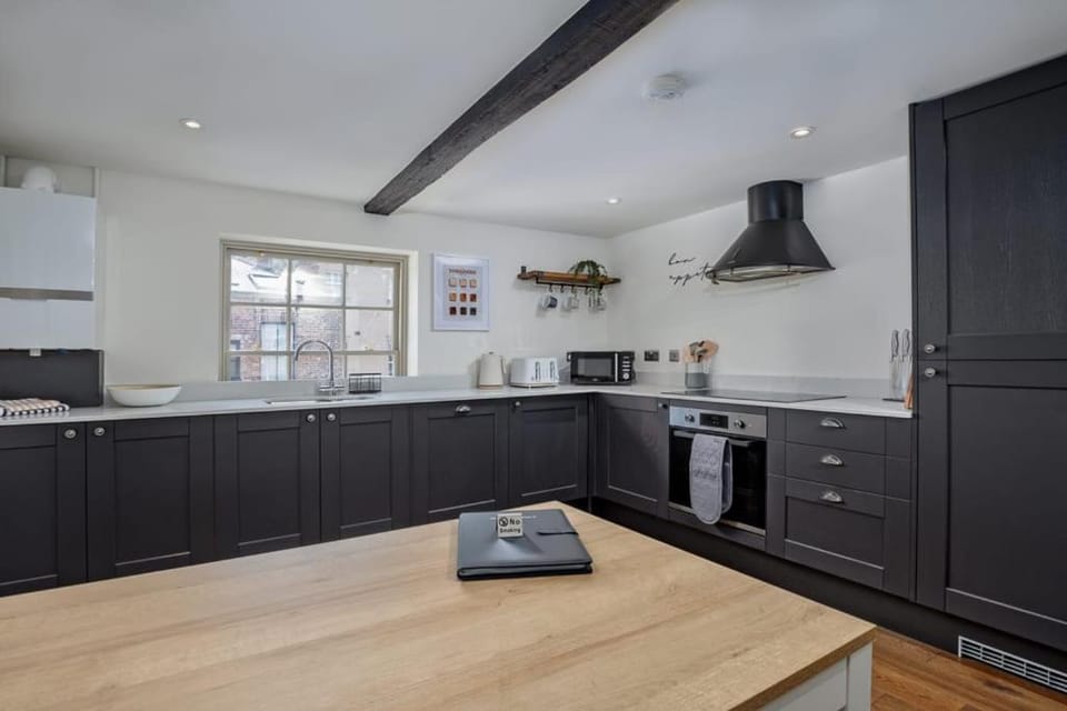 Kitchen or kitchenette, Dining area, dishwasher, oven, toaster