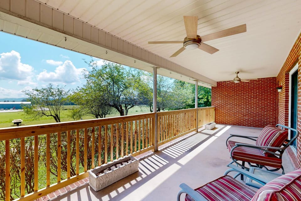 All Roads Lead to Here House in Mills River