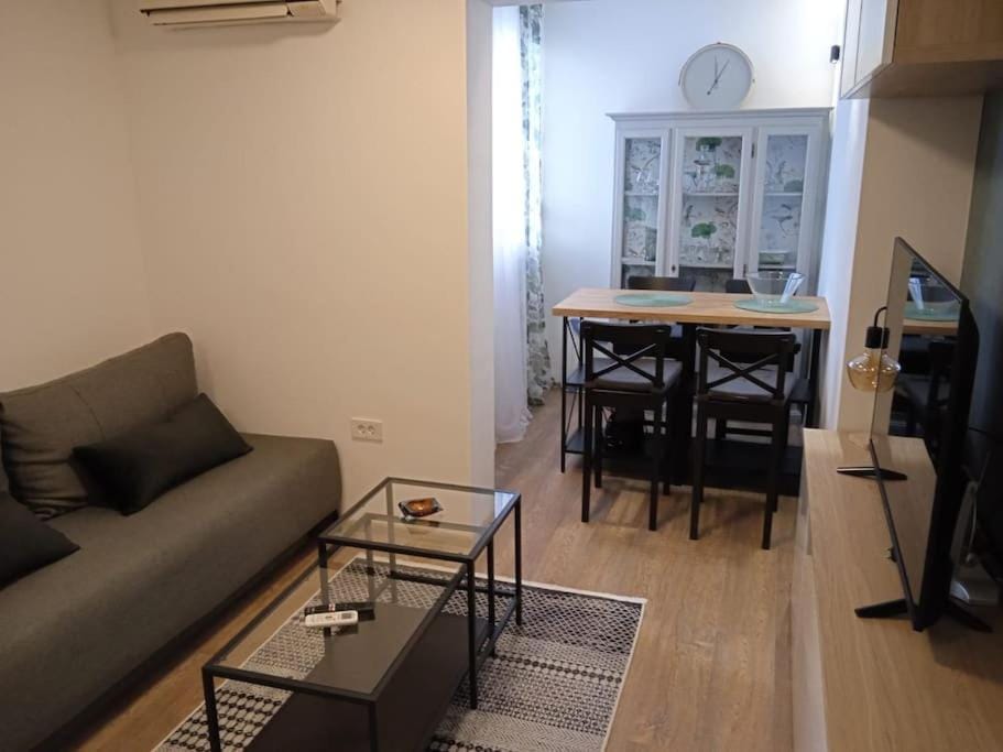 TV and multimedia, Living room, Seating area, Dining area, hair dresser, air conditioner